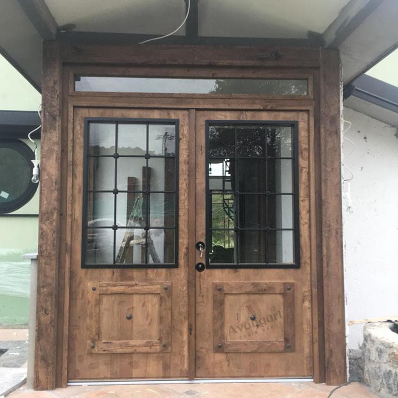Siyah Çerçeve Detay Ahşap Villa Kapısı AVNG-008